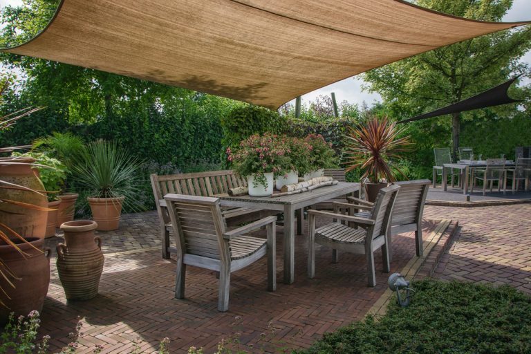 tuin met tuinmeubels