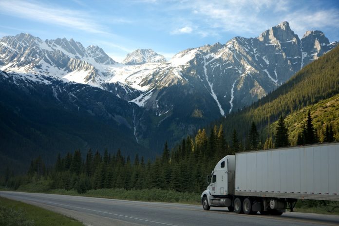 vrachtwagen in de bergen