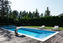 luxe zwembad in de tuin